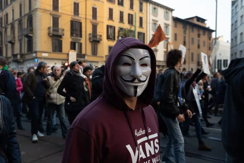 No Green pass di nuovo in piazza. A Milano anche un ex Br