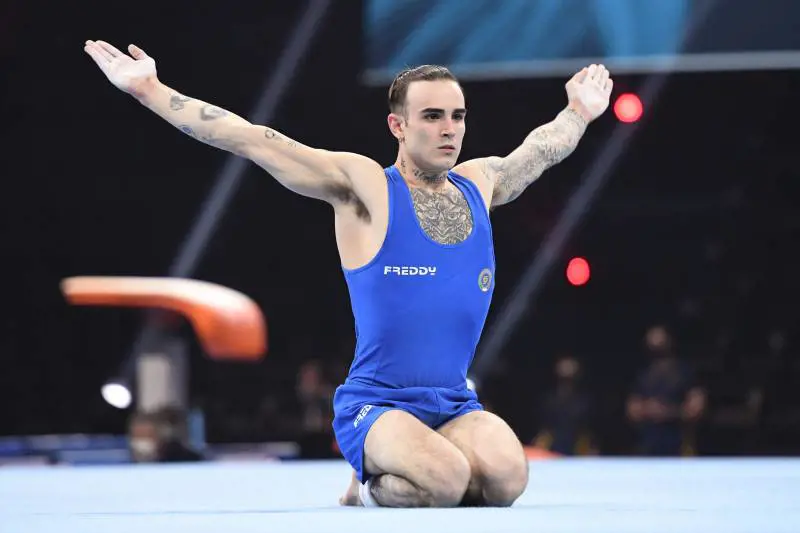 Bartolini è il re del mondo. Il suo corpo libero è un tatuaggio tutto d'oro