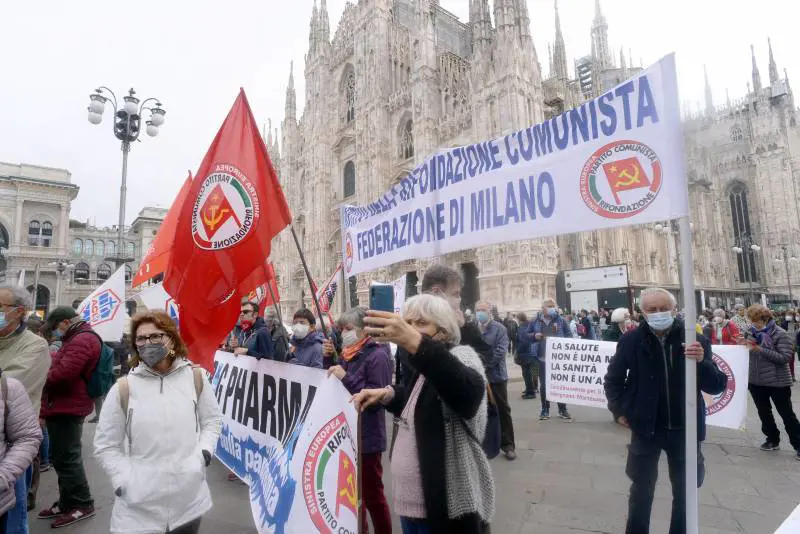 Il Pd finisce nella piazza delle "Brigate sanitarie"