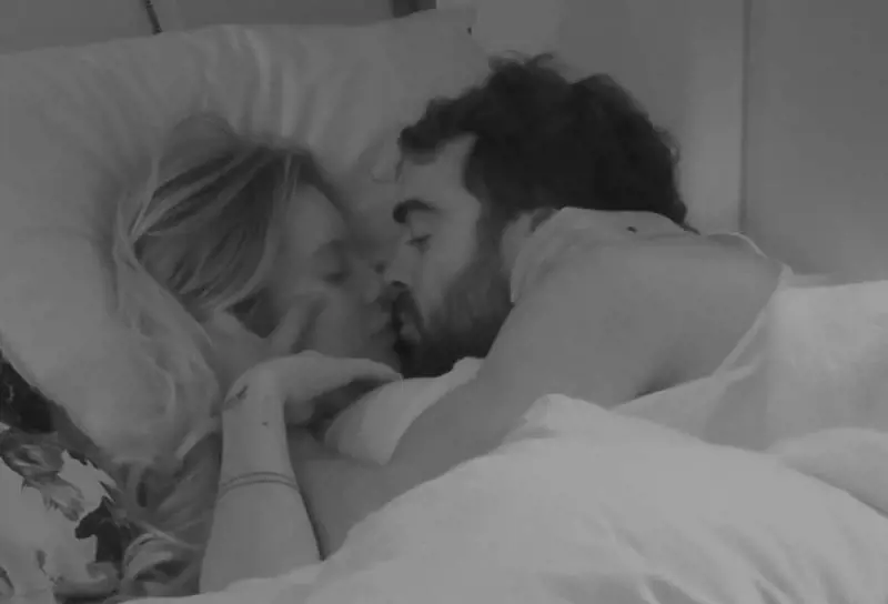 Il Gf Vip si fa hot: scattano i baci sotto le coperte. Censurate le immagini