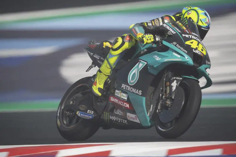 Le lacrime e l'abbraccio dei tifosi: l'ultima gara di Valentino Rossi in Italia