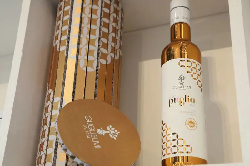 Guglielmi, olio Ipg in bottiglia: richiama oliere e merletti pugliesi