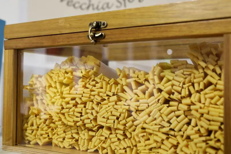 Eleganti teche per conservare le produzioni de La Pasta di Aldo