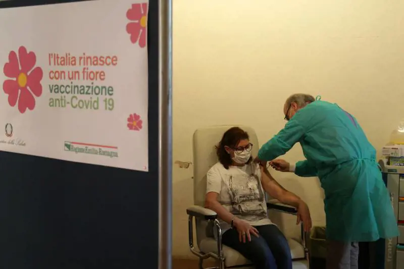 Porte scassinate: scatta l'assalto No vax al centro vaccinale