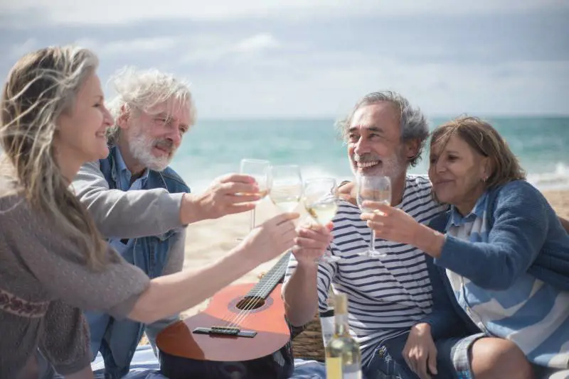Cocktail e superalcolici: quanti berne a 60 anni
