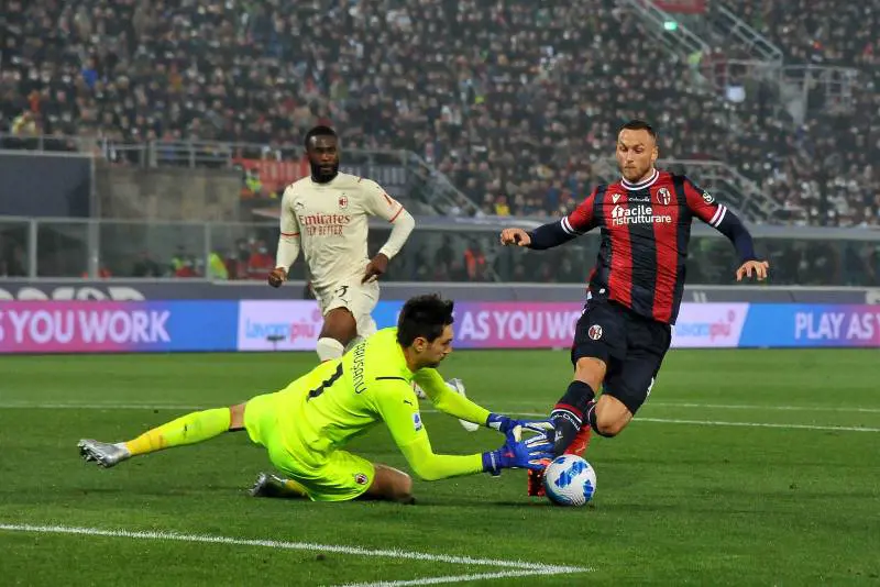 Milan di nuovo in vetta. Ma Pioli deve fare i conti con l'allarme difesa