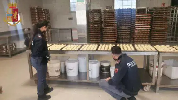 Roma, escrementi di topi e insetti tra pane e cornetti