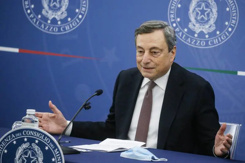 "Salveremo il Natale". Draghi media, dà scacco a Salvini e convince la Lega