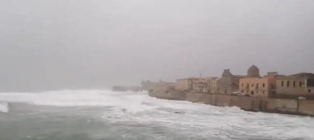 Onde di 4 metri, strade bloccate: Apollo colpisce la Sicilia