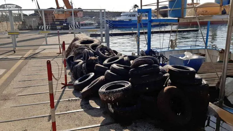 Pneumatici recuperati in mare tra i fondali di Posillipo