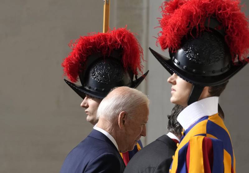 Biden entra in Vaticano