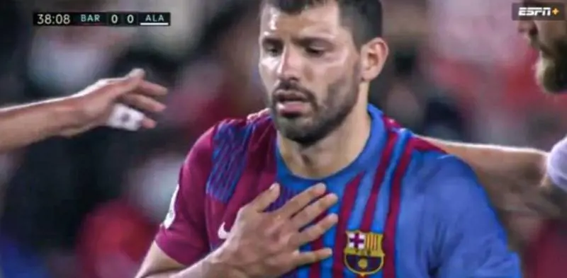 Mano sul petto e poi si accascia: malore in campo per il Kun Agüero