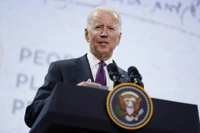 Ok alle infrastrutture. Biden torna a sorridere ma Trump è più amato