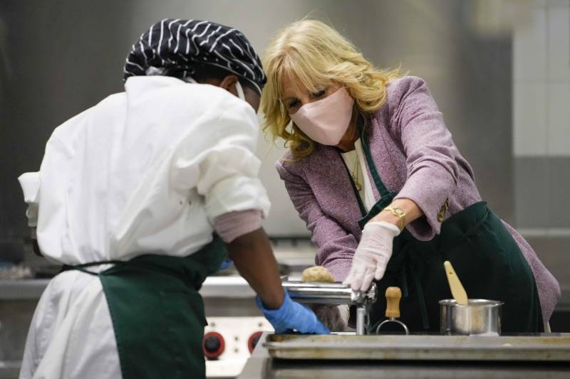 Jill Biden in cucina (scuola di Gricignano di Aversa)