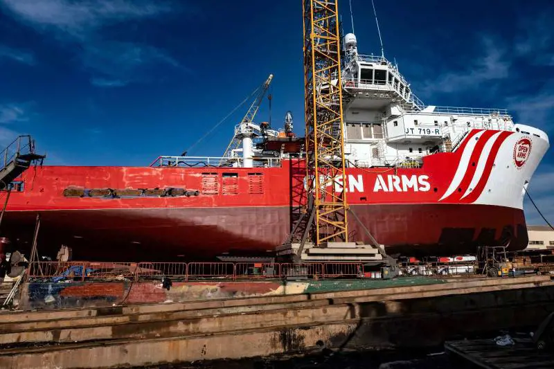 Open Arms alza il tiro: la nuova nave (con elicottero) da 300 migranti