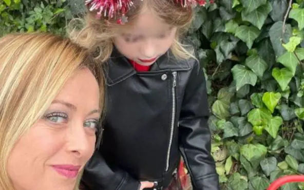 Quegli insulti choc alla figlia della Meloni: gli odiatori non si fermano neanche davanti ai bambini