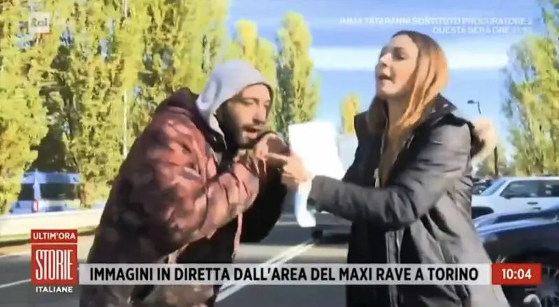 "Tua madre...". Insulti choc e sputi contro la giornalista al rave