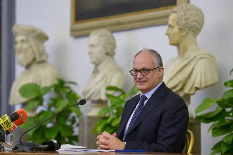 L'ultima follia del Pd: "Non incartate i regali di Natale"