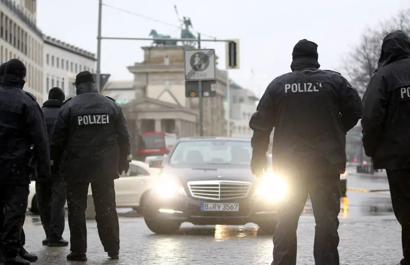Guerra di spie a Berlino. Russo sotto copertura precipita da grattacielo