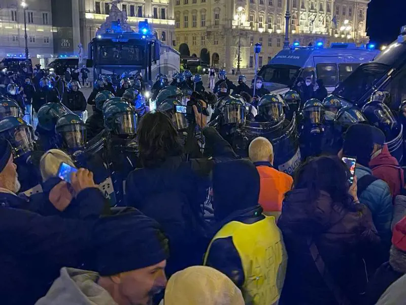 Scontri e fermi: Trieste polveriera No Pass