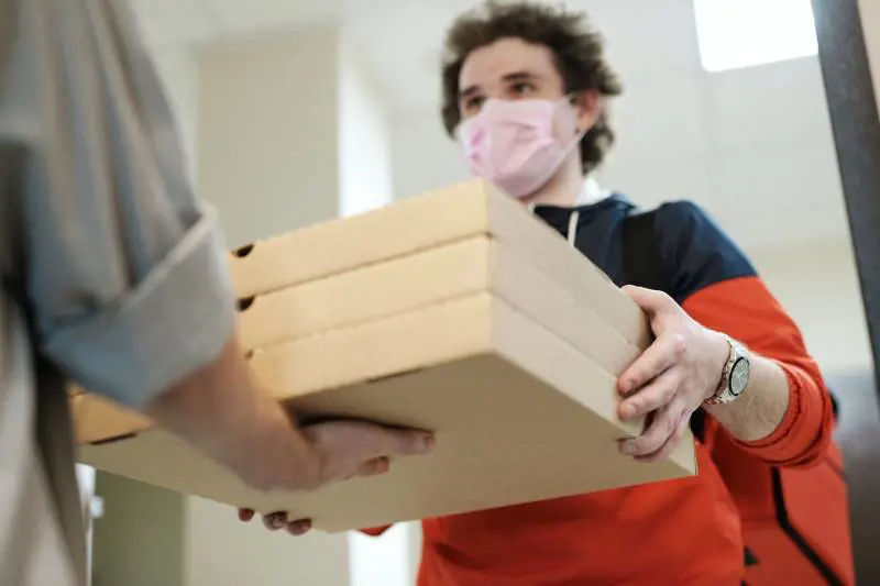 Spesa a casa e delivery: app, sconti e vantaggi per gli over 65