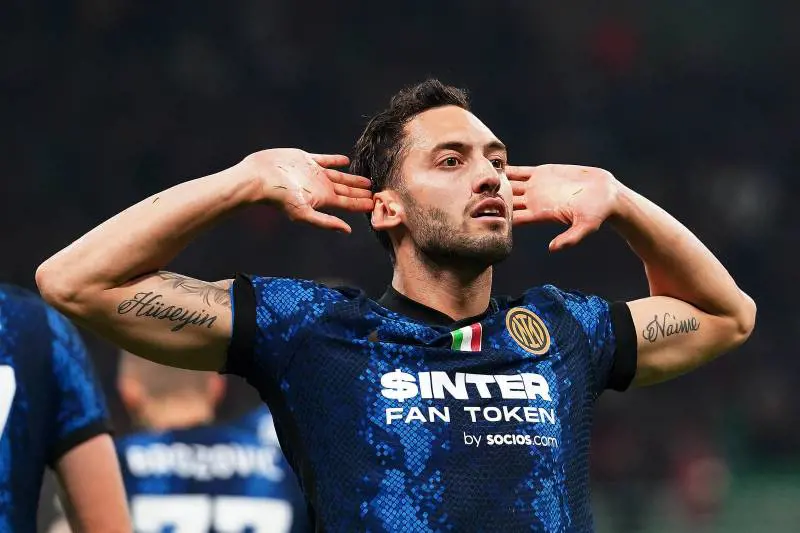 Il gesto irriverente di Calhanoglu dopo il gol al Milan