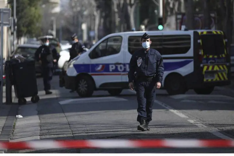 Coltellate all'agente in nome di Maometto: ancora sangue in Francia
