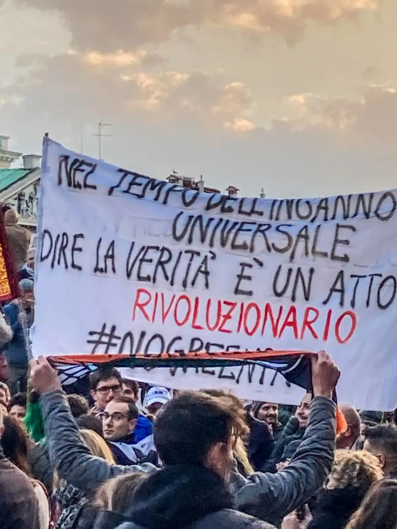 Terza dose "inevitabile". E un nuovo lockdown "mirato ai non vaccinati"