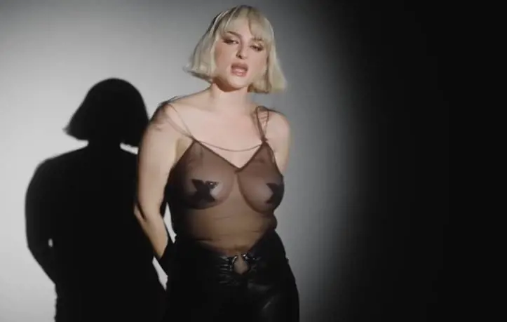 Arisa troppo hot sui social. Instagram la censura