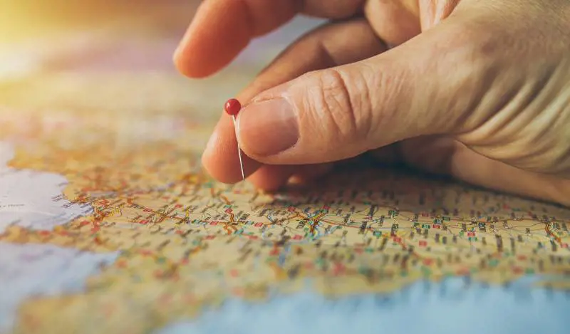 Quegli "atlanti inutili" che ci fanno viaggiare in luoghi incredibili