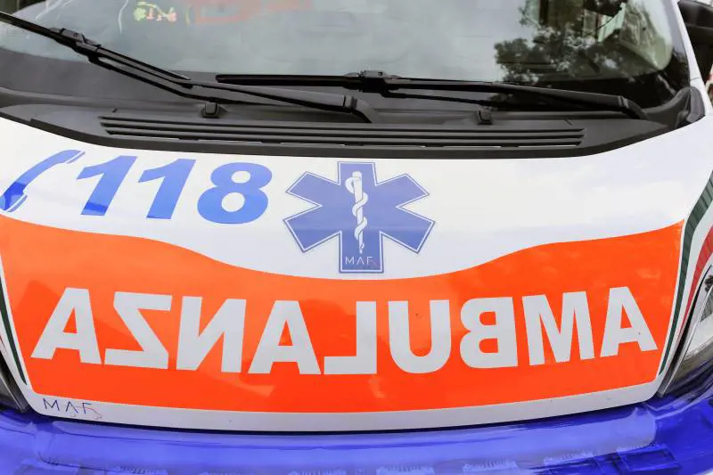 Ospedale è troppo lontano: partorisce in auto ma neonato muore