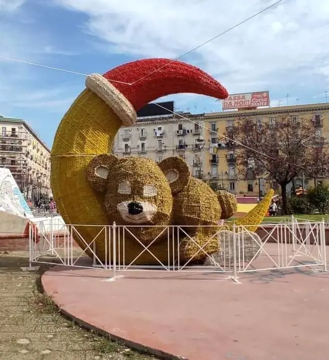 Le luci di Natale arrivano a Scampia. E il degrado sociale?