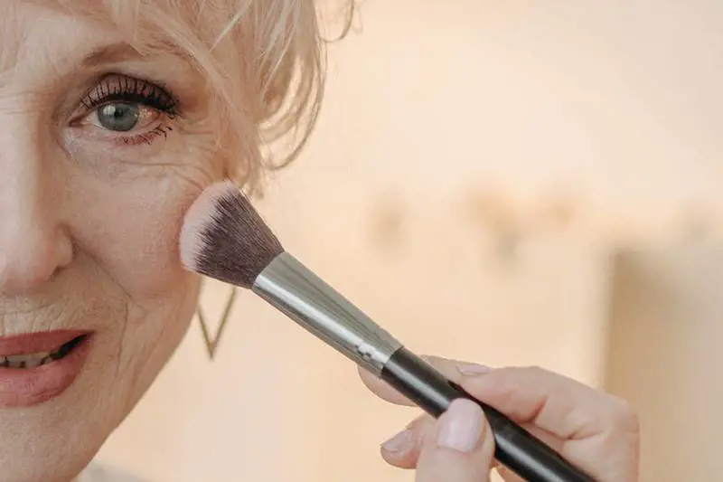 Occhiaie: come nasconderle con il trucco a 60 anni
