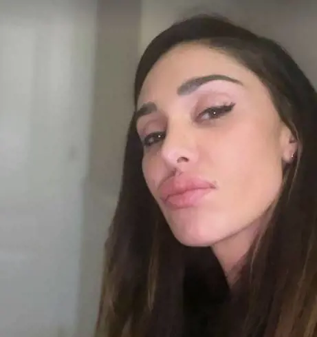 Così Belen cancella De Martino: la foto che fa discutere