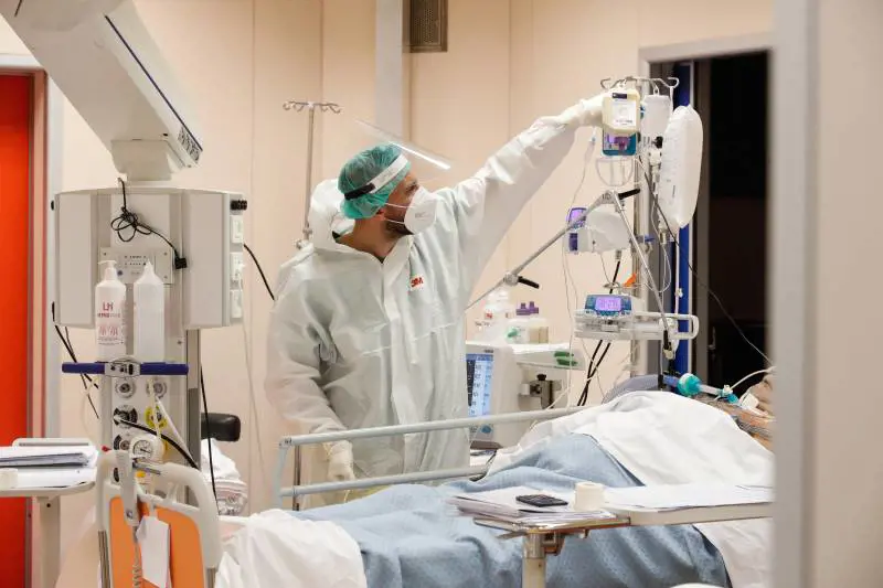 Prete no vax finisce in terapia intensiva