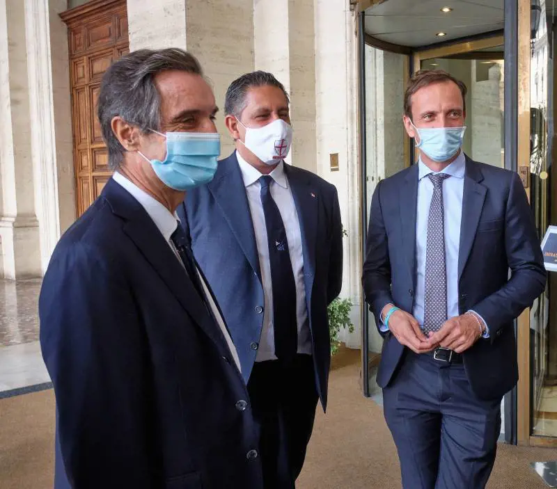 L'asse delle Regioni: "Lockdown per i no vax". Ma il governo frena