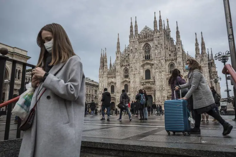 Il piano per tenere il Natale in bianco: mascherine sul viso anche all'aperto