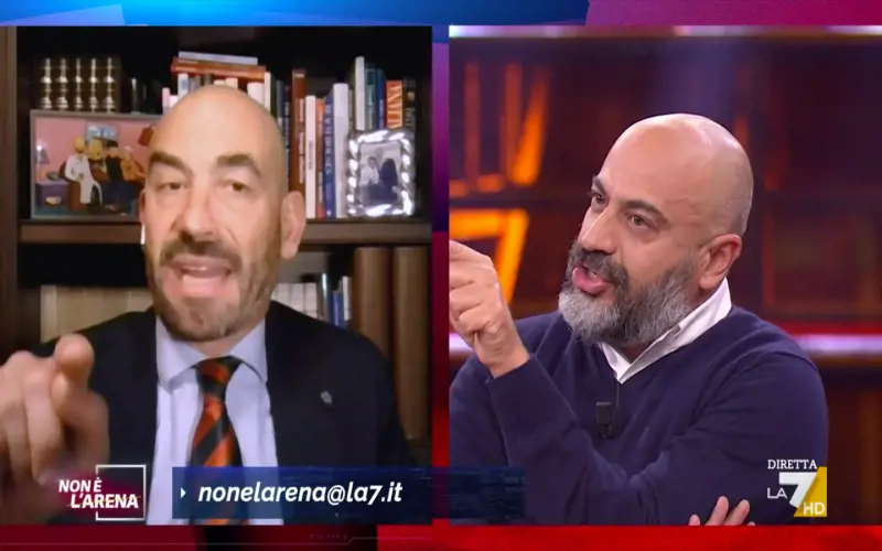 "Figlio di papà", "Ignorante". Scontro di fuoco tra Paragone e Bassetti