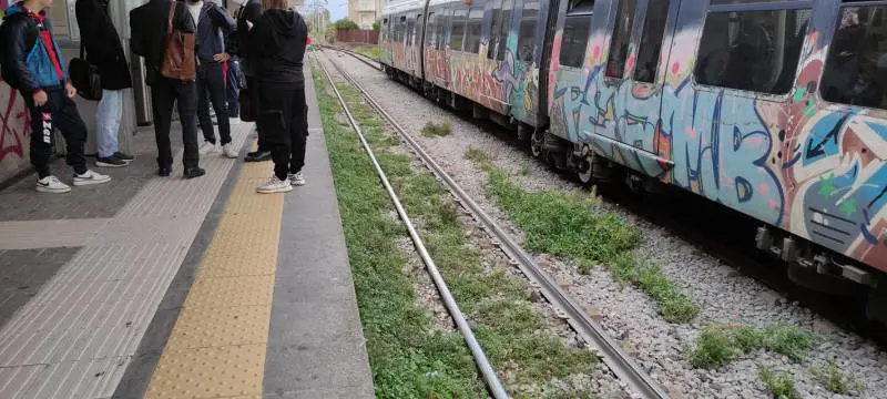 "Incidenti ogni 15 giorni". A Napoli il dramma della Circumvesuviana