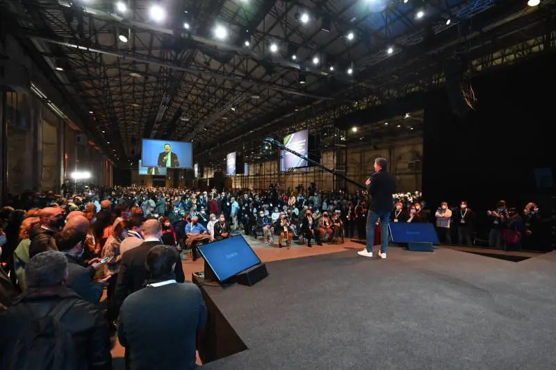 Renzi apre la Leopolda e ironizza su Conte: "Dategli almeno Rai Gulp"