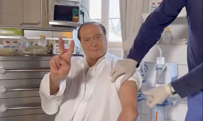 Riceve la terza dose. E il Cav fa il segno della vittoria