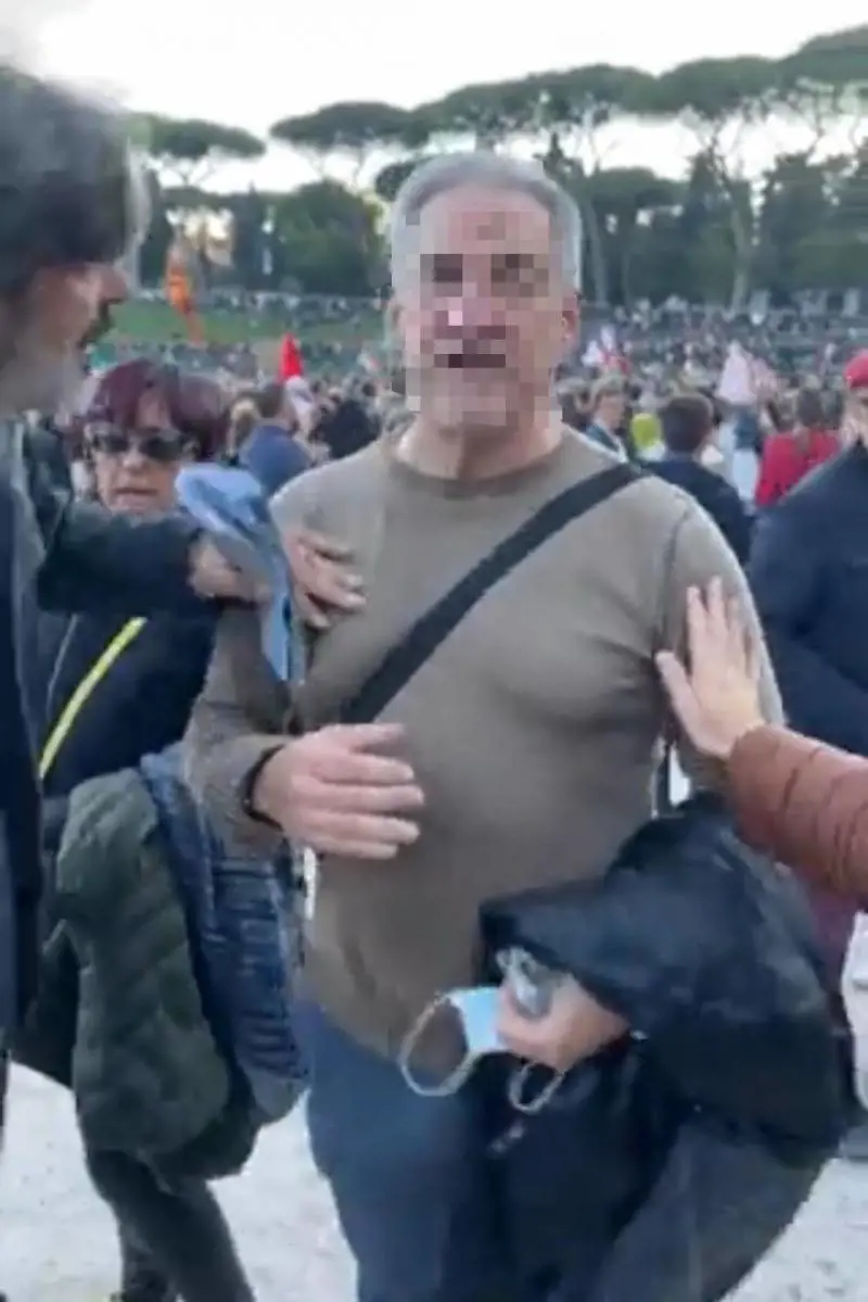 "Denuncerò". E il no vax dà una testata alla Lucarelli