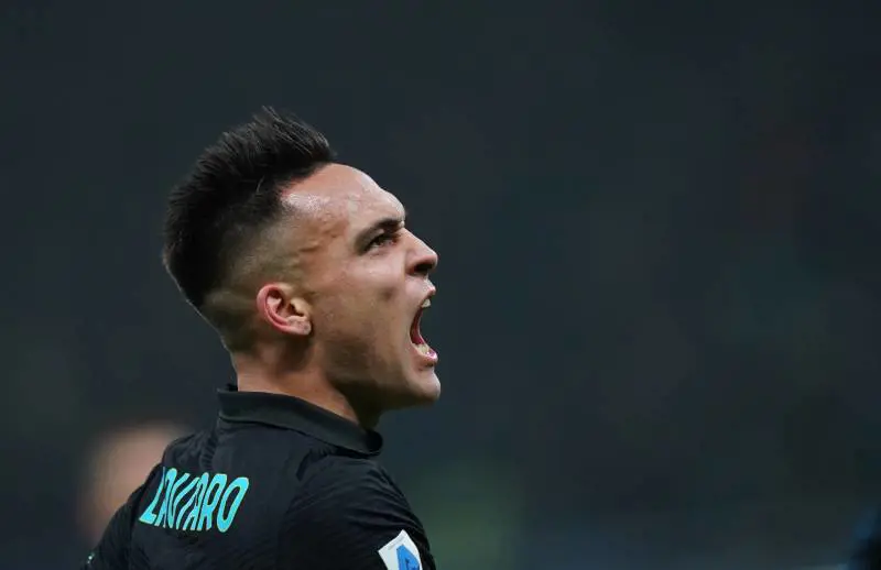 L'Inter riapre il campionato: il Napoli ko 3-2. Brividi nel finale