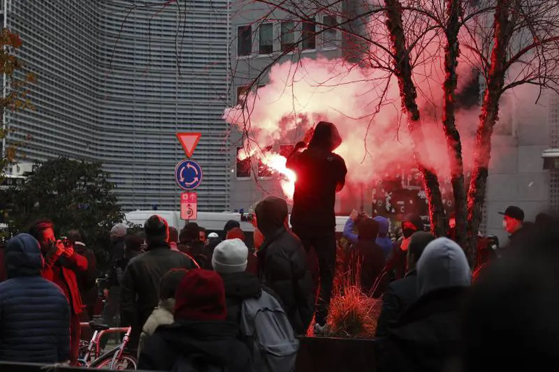 Da Bruxelles all'Aja esplode la rabbia contro le restrizioni. Ma "l'Europa rischia altri 500mila morti"