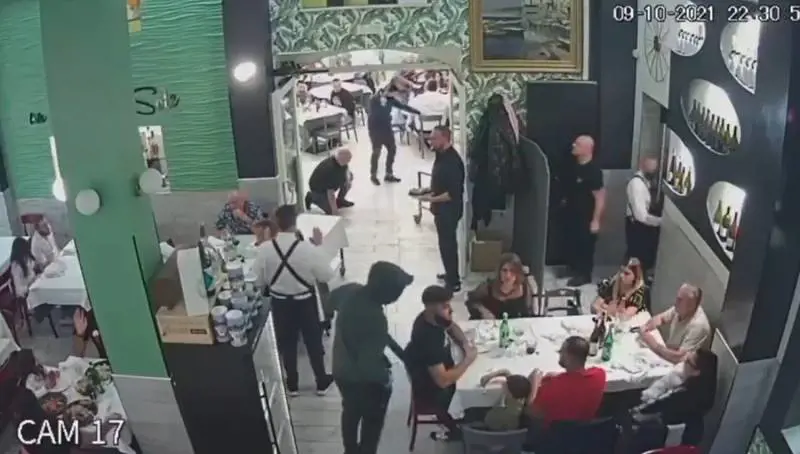 Casavatore, rapina in pizzeria con fucili e mitragliatrici: arrestate tre persone