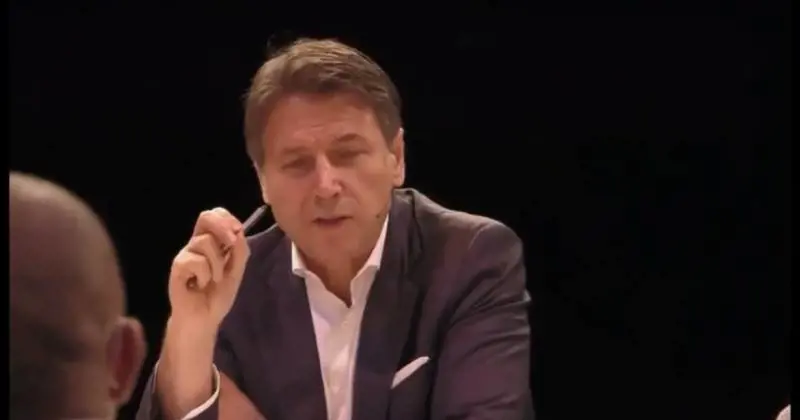"Of di velu...". L'inglese da ridere di Conte