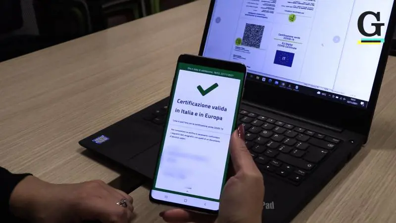 Falsi certificati gratis nelle chat dei No Pass: "Così salta il sistema"