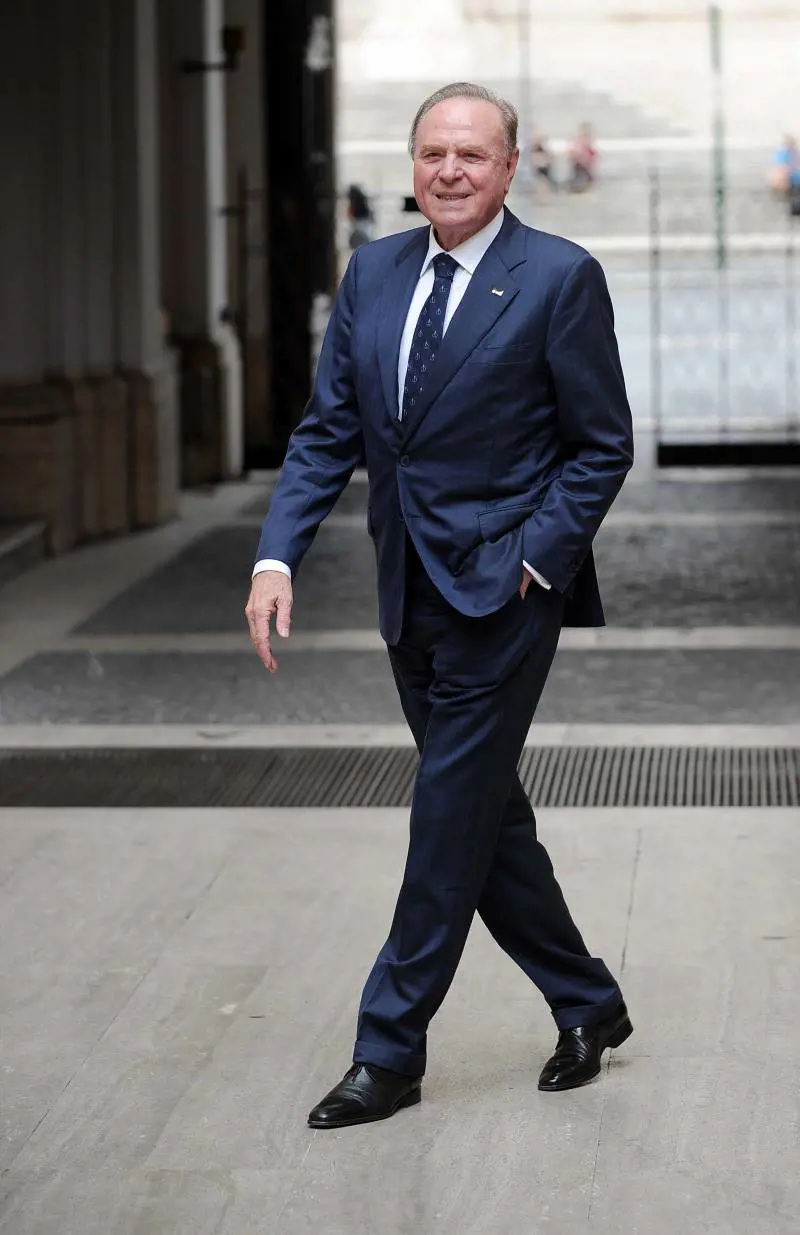 Gli italiani salutano Doris. L'ultimo abbraccio di Silvio