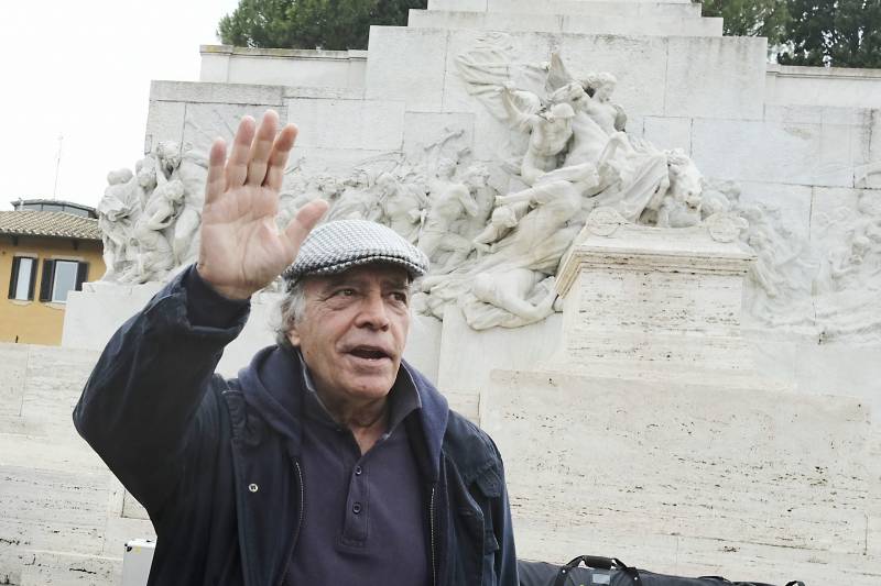 Dalle Mandrakate alle polemiche sulla X mas a Ballando, Enrico Montesano compie 80 anni