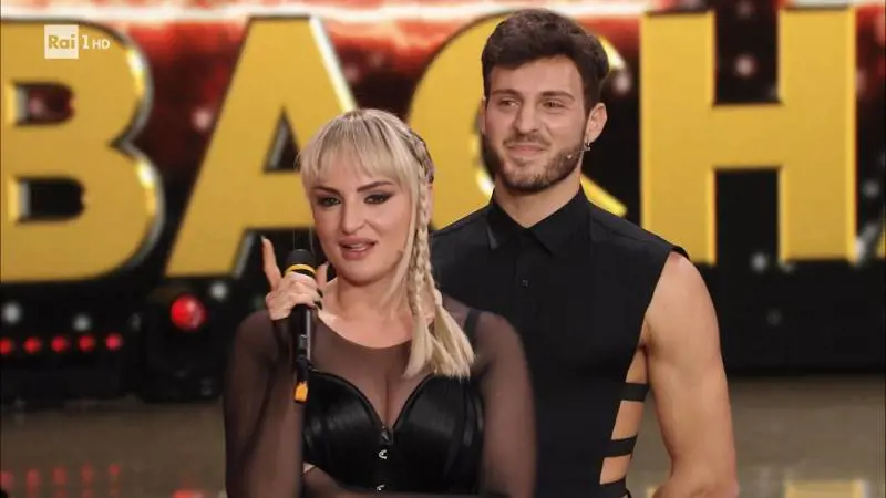 Il bacio e il porno, Arisa senza freni a Ballando